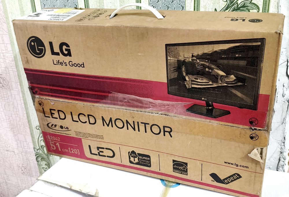 Монитор LG широкоформатный