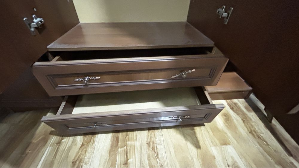 Шкаф продается в хорошем состоянии, недорого, большой, вместительный.