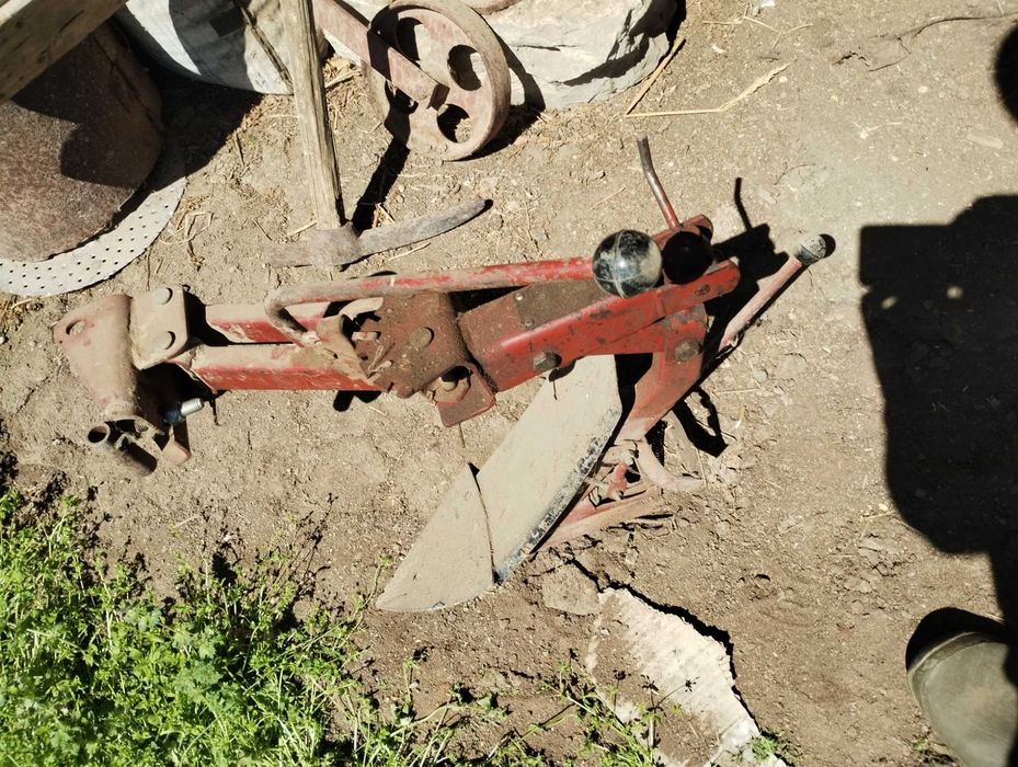 Продавам плуг и метални колела за мотоблок