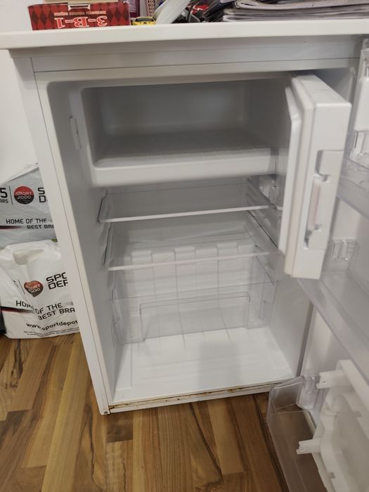 Продавам хладилник Crown