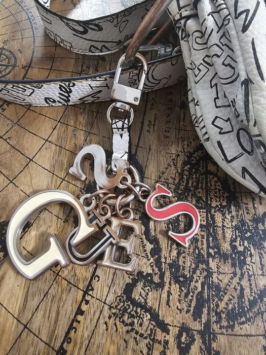 Малка дамска чанта Guess