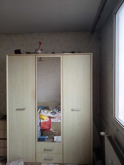 Продавам спалня с трикрилен гардероб