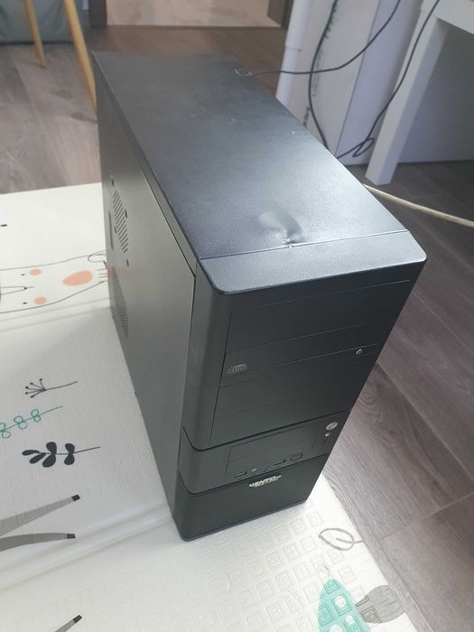 Геймърски компютър с 4 ядрен процесор видеокарта RX570 и монитор Dell