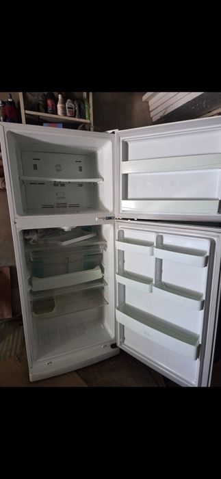 Холодильник с морозильной камерой