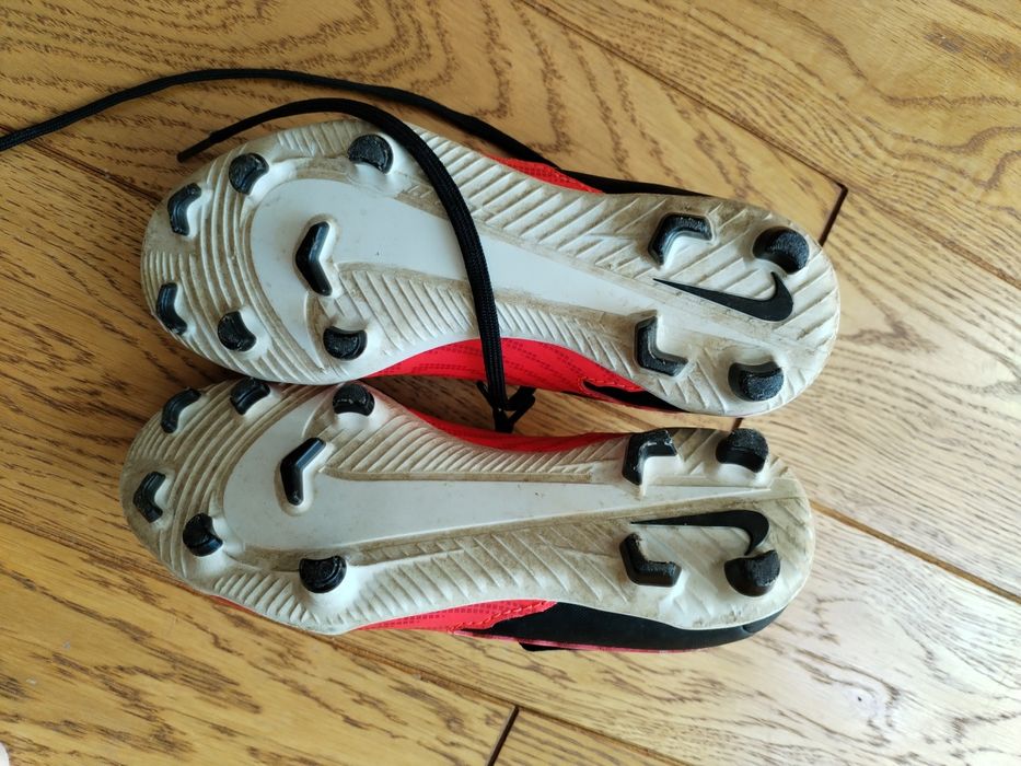 Продавам детски футболни обувки Nike