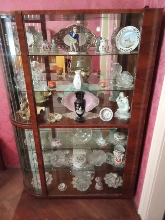 Vitrina veche cu multe piese frumoase la Satu Mare