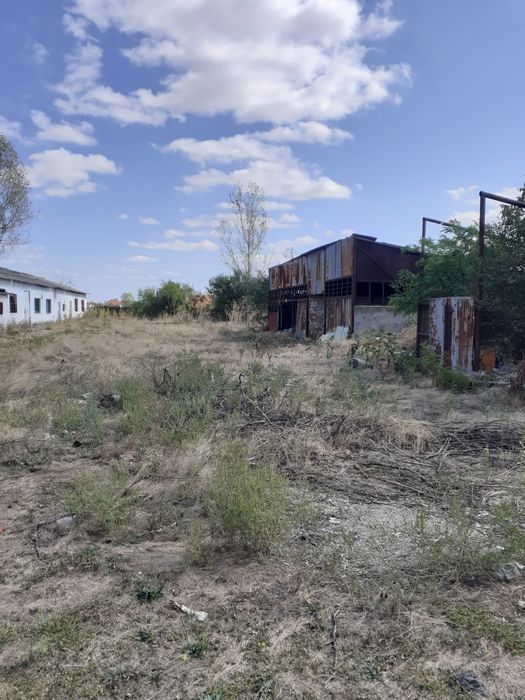 Vand teren cu cladiri in comuna Suseni
