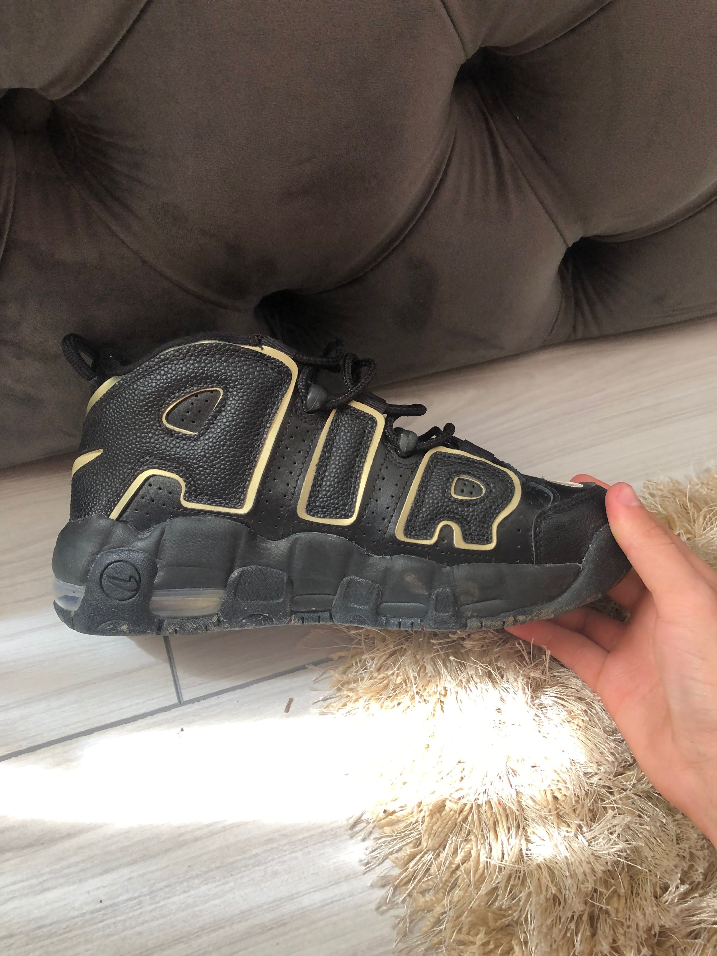 Vând adidași nike Uptempo