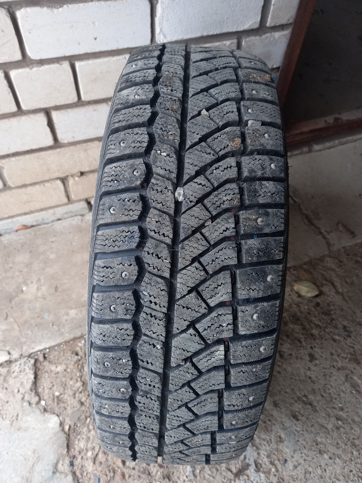 Продам 4 зимние шины на титановых дисках