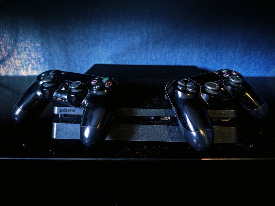 Sony ps4 Пс4 с двумя геймпадами и диск Detroit.