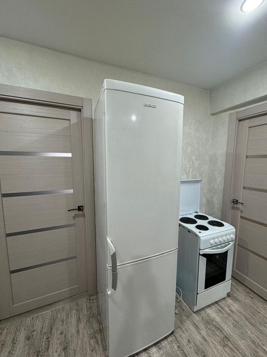 Продам по дешевой цене кухонный гарнитур, плита, холодильник,