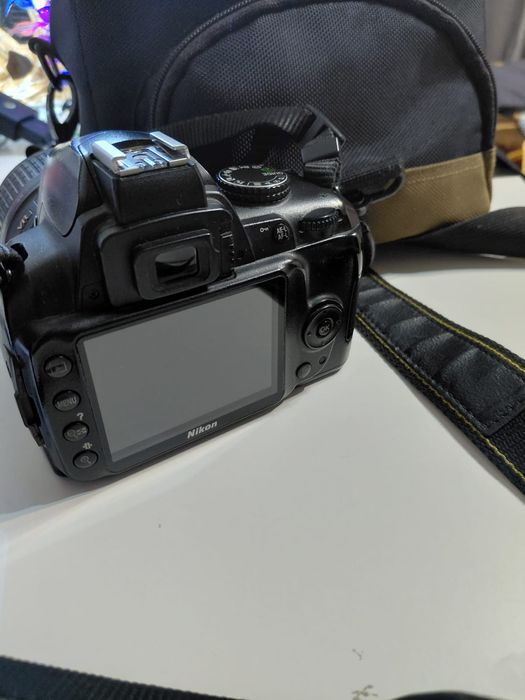Продам зеркальный фотоаппарат NIKON D-3000