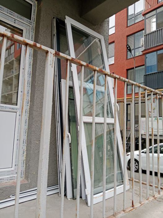 Окна витражные с черной рамой