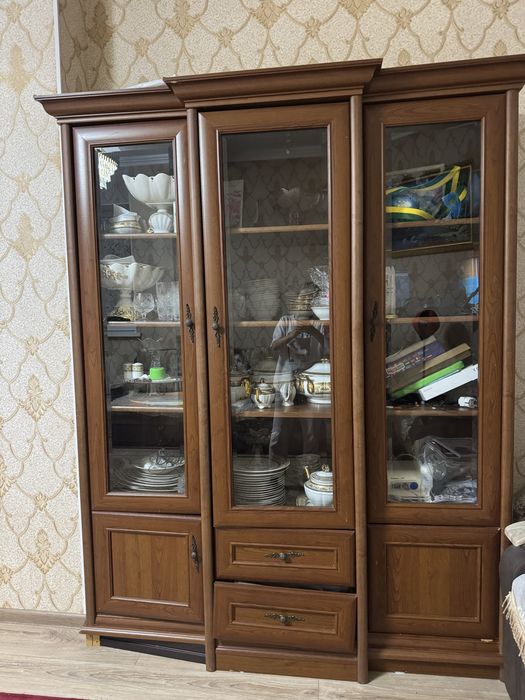Продается шкаф сервант