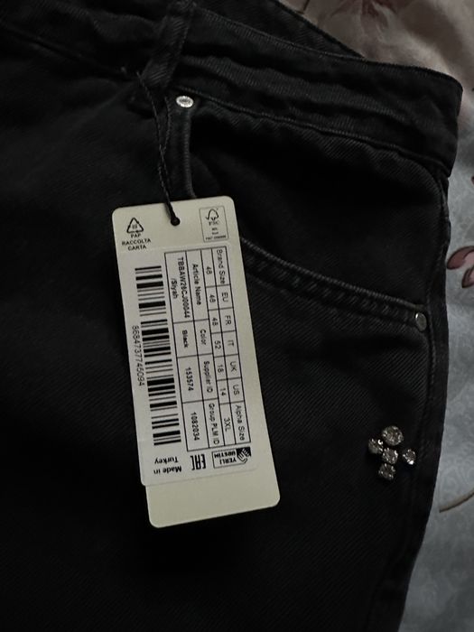 Blugi noi cu eticheta