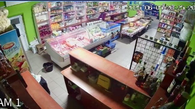 Vând spatiu comercial (magazin alimentar +bar)