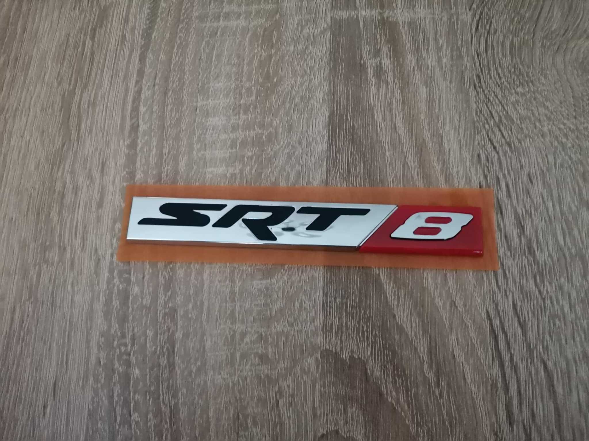 сребриста емблема Dodge SRT8