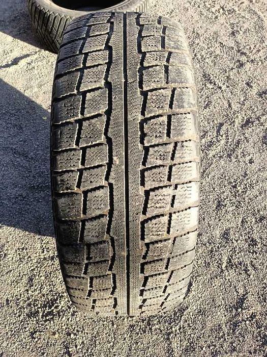 ОДНА шина 215/65 R15 - "GoodYear Ice Navi" (Япония), зимняя.