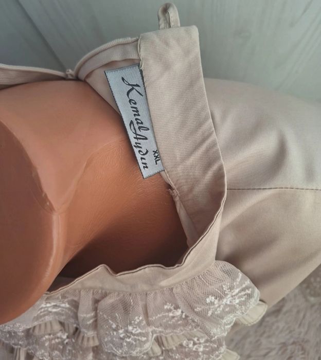 Bluză elegantă cu volane și dantelă