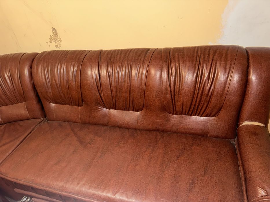 Canapea maro cu colt.