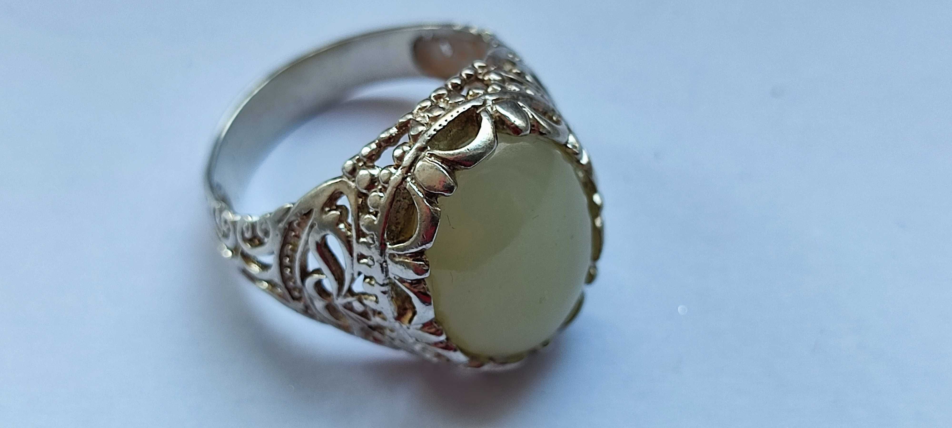 Серебряное кольцо с камнем БЕЛЫЙ НЕФРИТ
