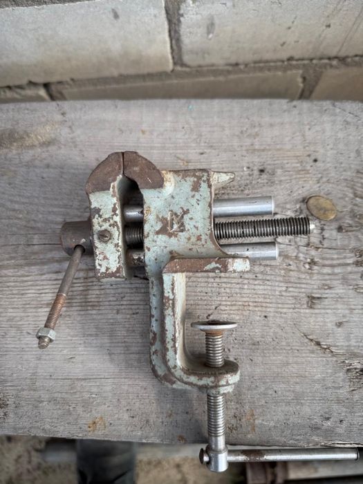 Тиски слесарные настольные (мини, с зажимом)