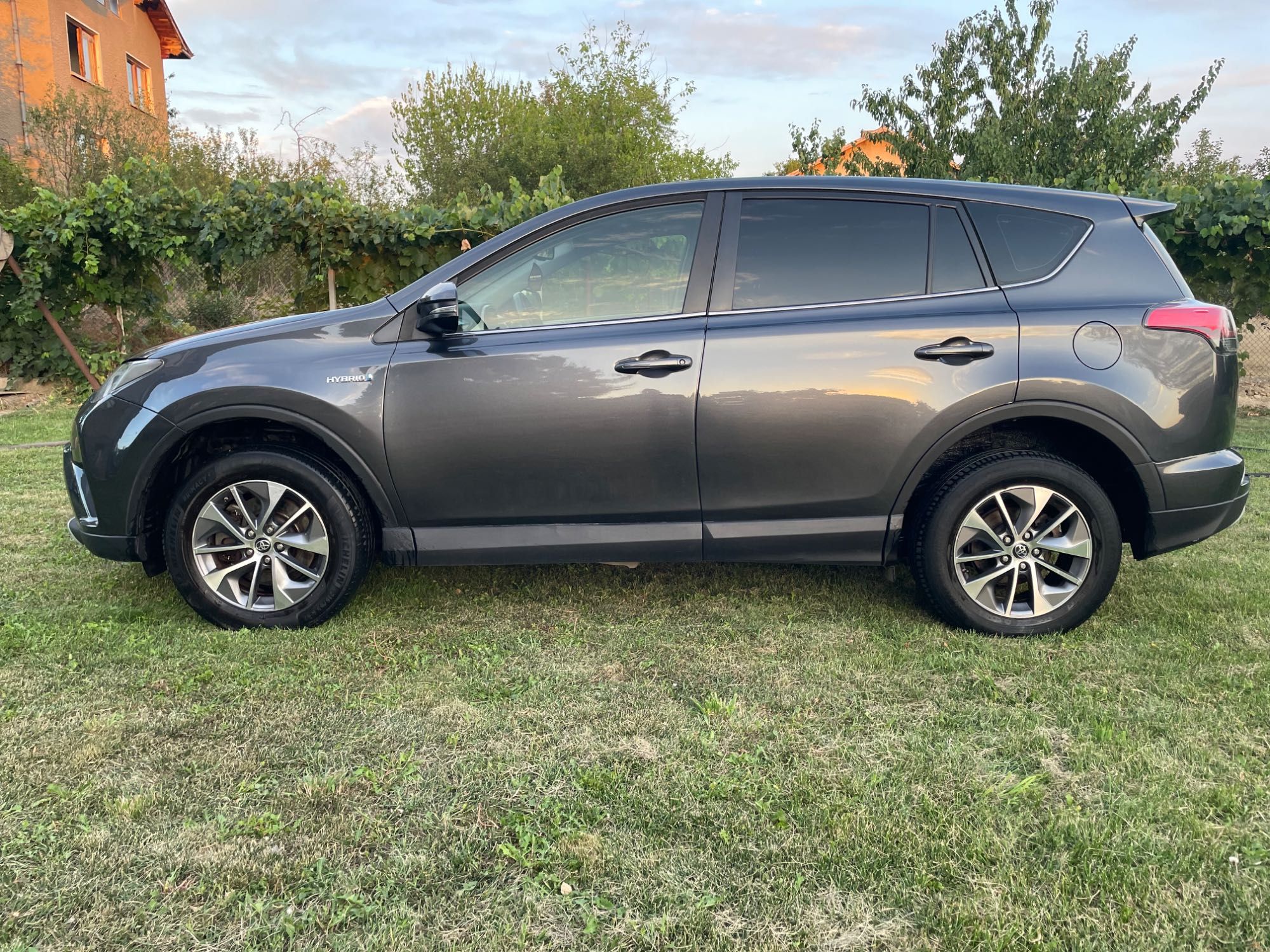 Toyota Rav 4 Hybrid / 2.5