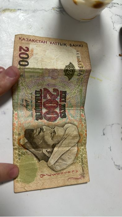 Продам купюры 200-100 тг