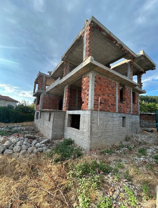 Продава парцел с къща, на 40км. от София-център