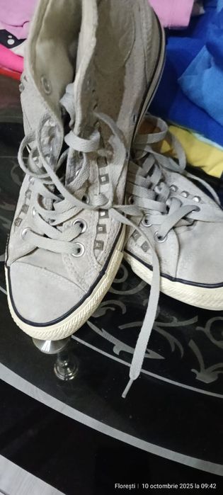 Vând tenesi din piele converse