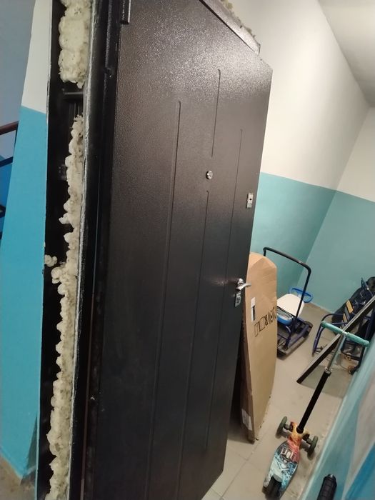 Продам входную дверь