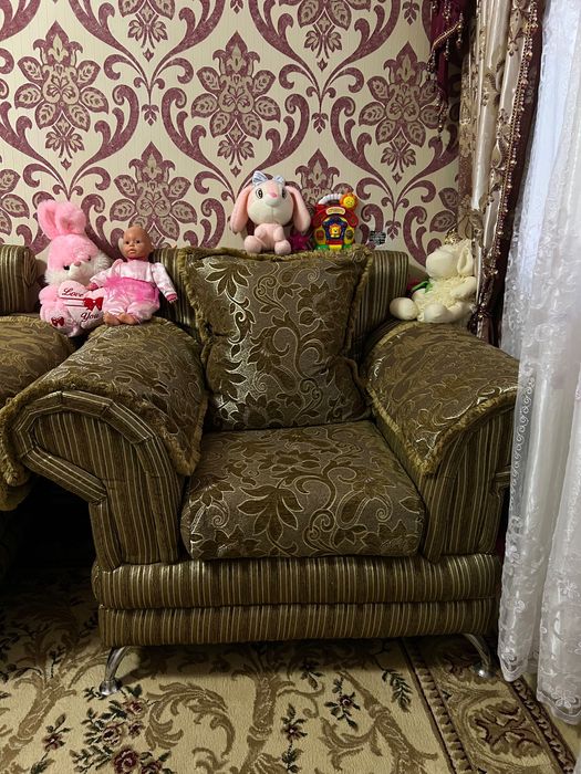 Диван(раскладной) и кресла (богатый вид)