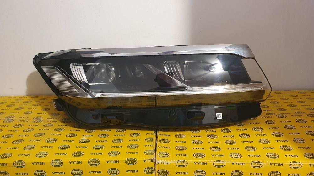 Far dreapta full led adaptiv VW Touareg 3