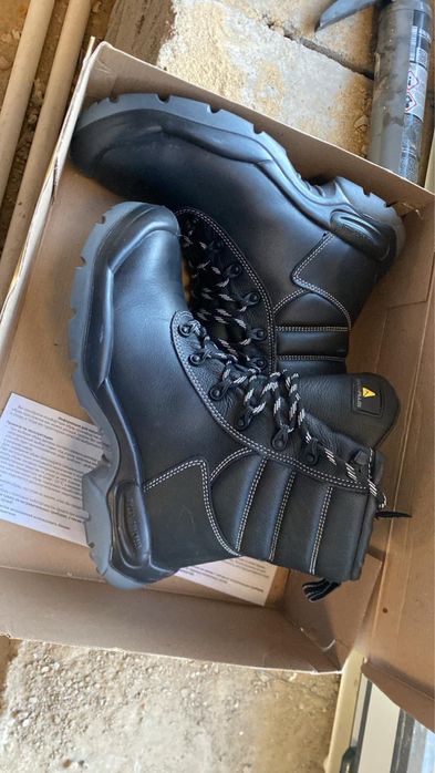 Продам спец обувь 41 размер Deltaplus