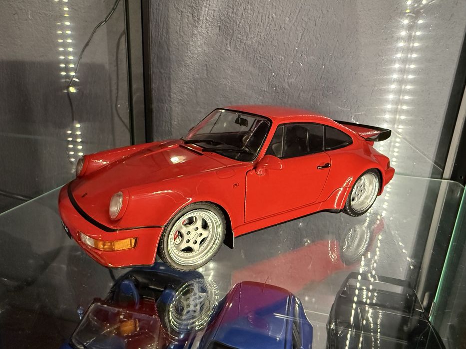 Различни модели 1:18 коли