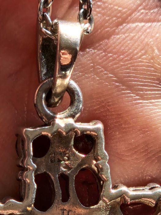 Lănțișor din argint cu pandantiv în formă de cruce – pietre roșii