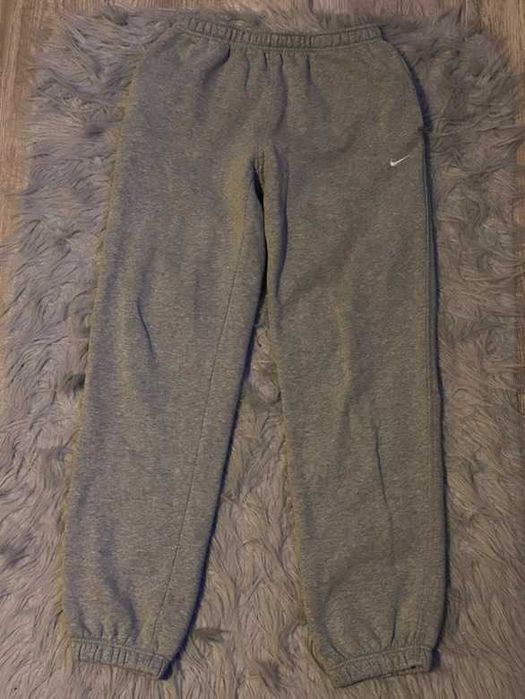 Pantaloni Nike gri – mărimea S (fit M–L, baggy)