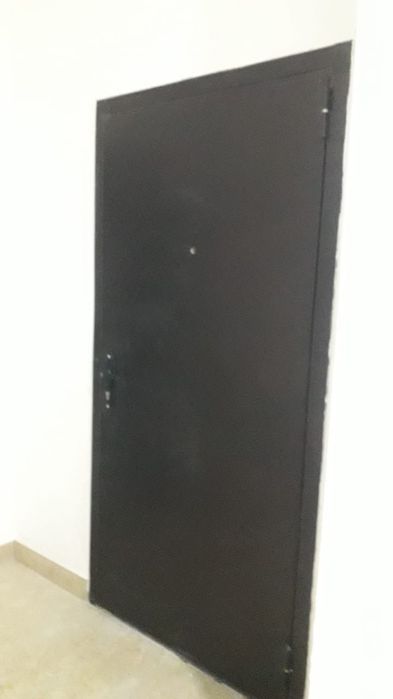 Продам металлическую дверь