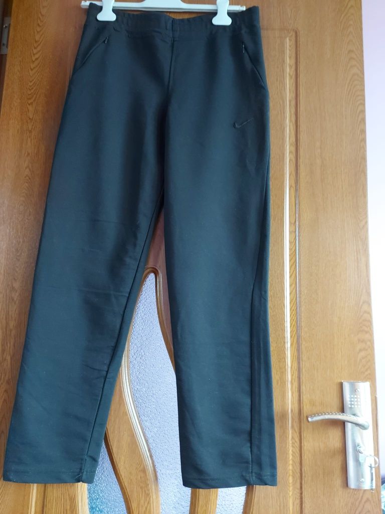 Vând Pantaloni de Trening Damă Nike Originali Sigla Cusută Mărimea M