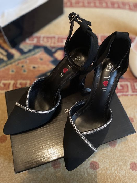 Vand pantofi marimea 37,38 ca noi