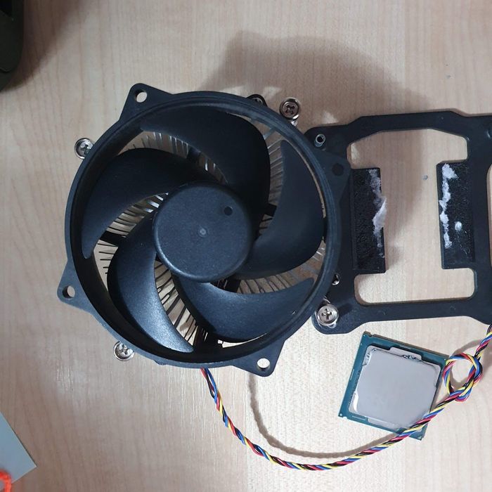 procesor desktop i7 8700 +ventilator cu suport prindere complet schimb