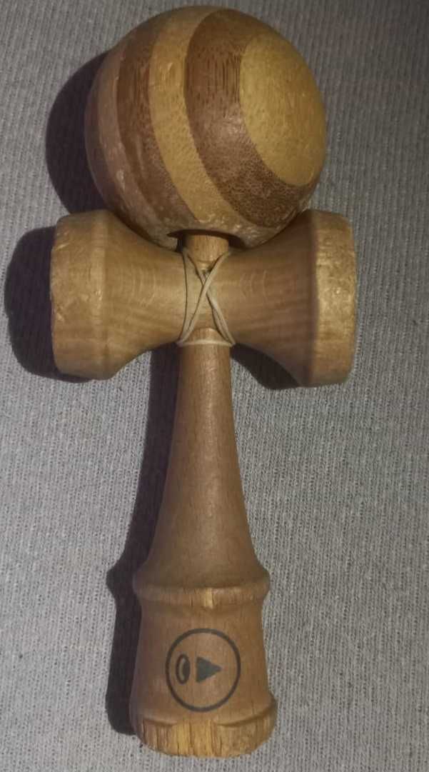 Kendama - Ken de 'Play Pro' si Dama de 'Karo' glossy ball (Vintage)