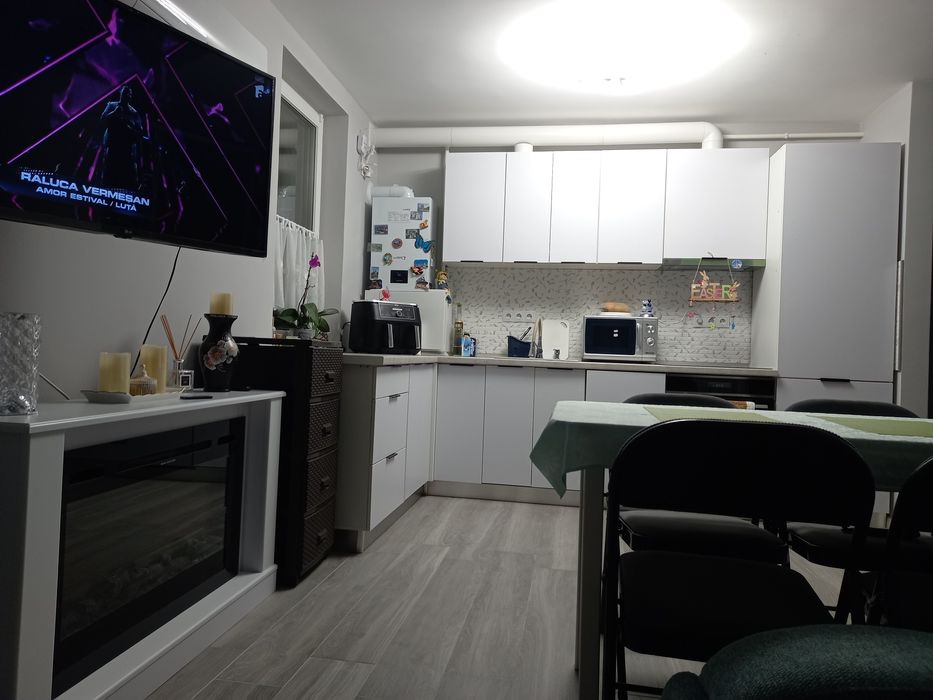 Închiriez apartament 2 camere.