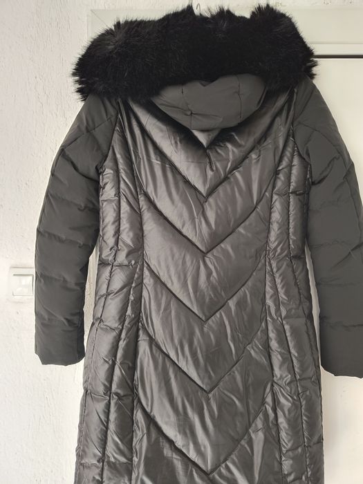 Дълго ,черно ,зимно яке