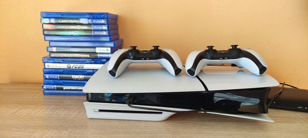 Плейстейшън 5 + игри и 2 джойстика