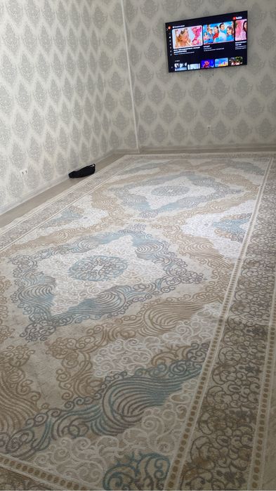 Ақ түсті кілем-ұз-6м, ені-3м, жасыл түсті кілем ұз-4м ені-3,5 сатылады