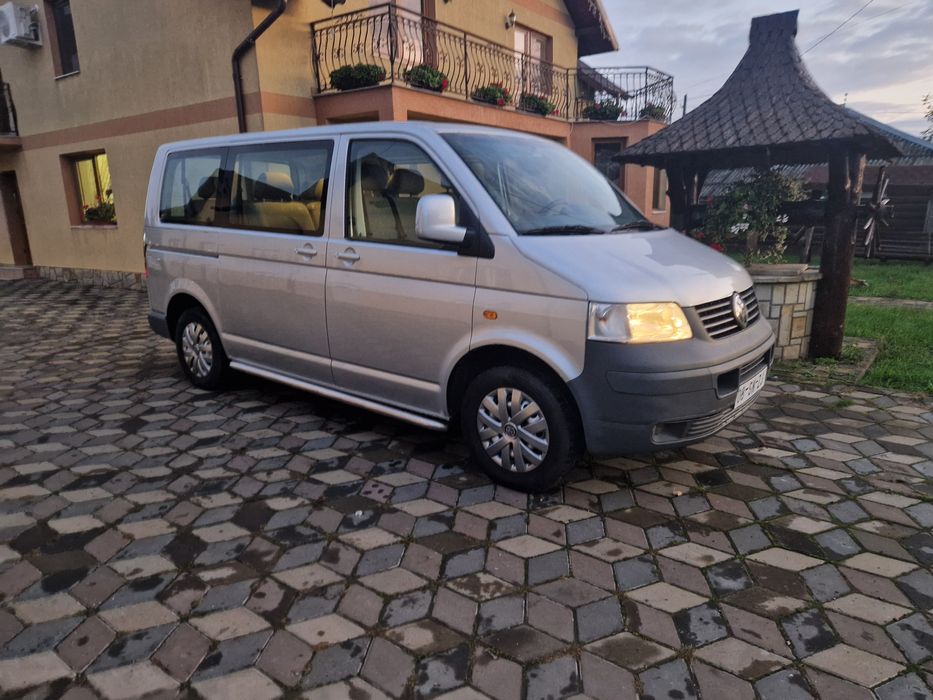 Volkswagen Transporter 9 locuri