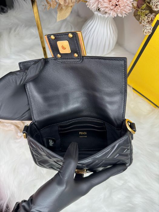 Geanta Fendi Baguette Mini - piele naturala 100%, prezentare completa