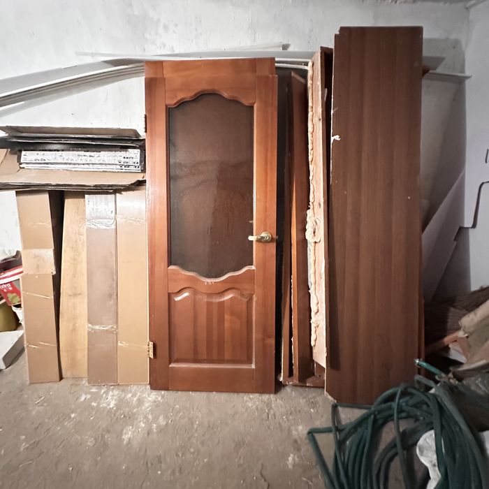 Шкафы кухонные , диван , пылесос моющий , ковры и пуфик