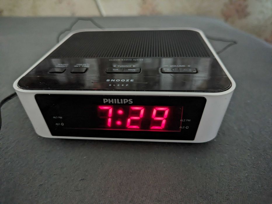 Часовник Philips с радио и аларма